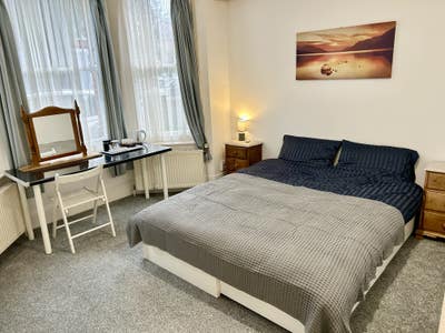 Lovely large Room  Main Photo