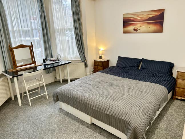 Lovely large Room with own shower room  Main Photo