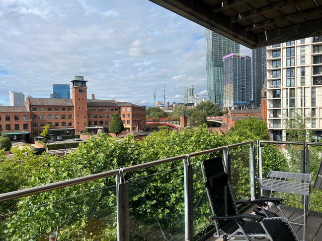 2 bed 2 bathroom large flat with parking included  Main Photo