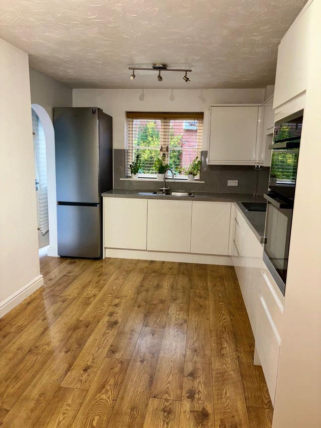 Large Double Room available in Grange Farm Main Photo