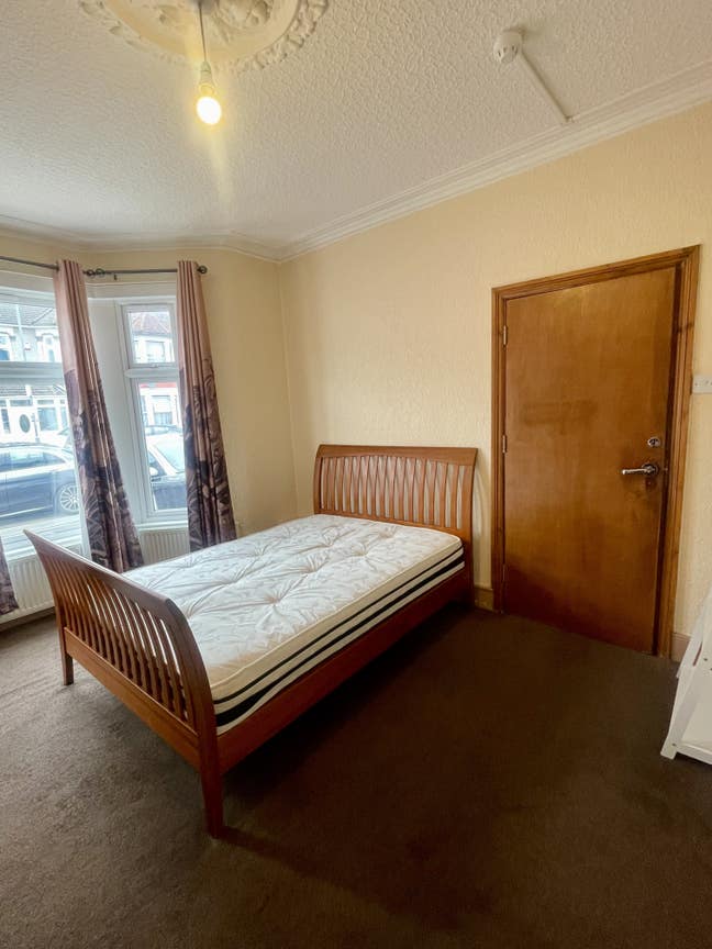 Large double room in a professional house share!!! Main Photo