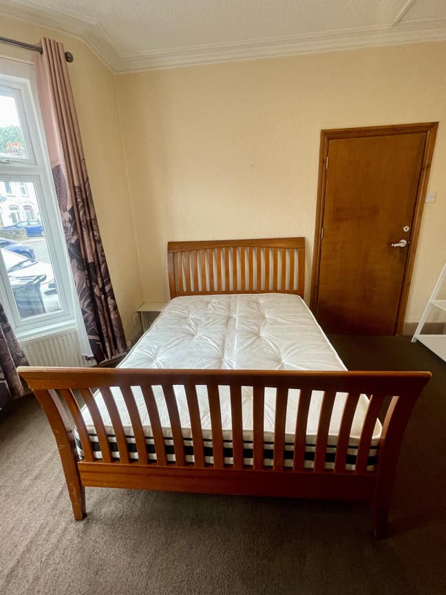 Large double room! professional house!  Main Photo