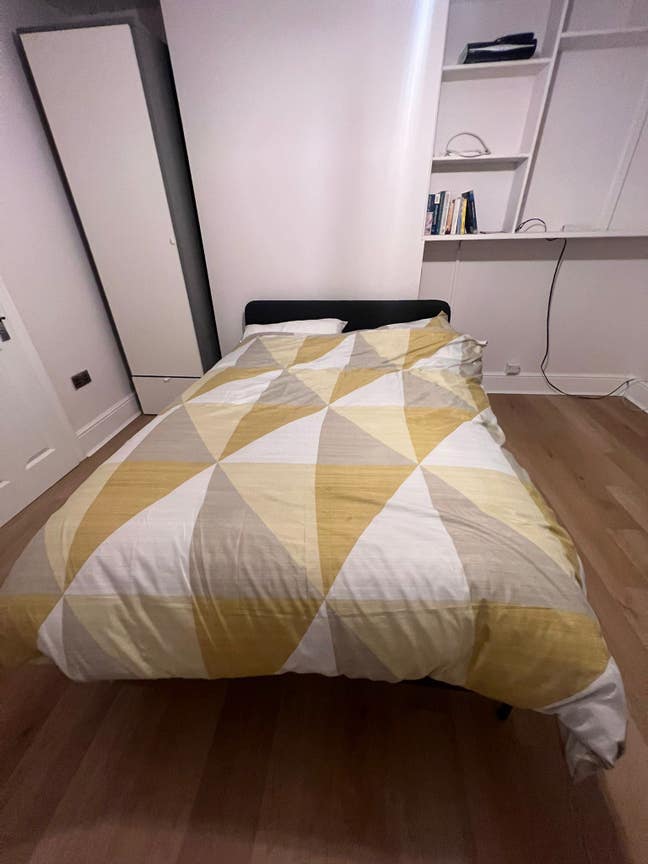 En-suite and Large Rooms Available in NW9 Main Photo