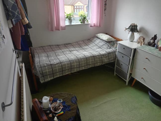 Single Room in family house Main Photo