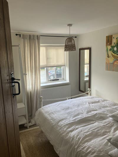 Room 4 female. Ideal 4 SWell. Student discount. Main Photo