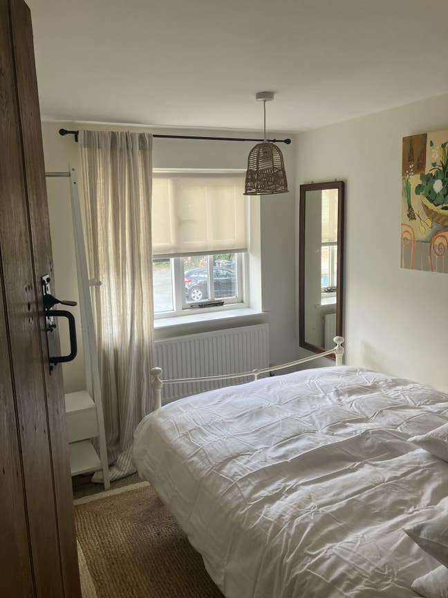 Room 4 female. Ideal 4 SWell. Student discount. Main Photo