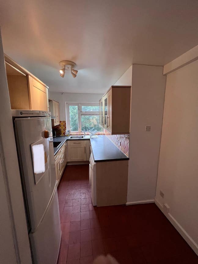 Spacious room in two- bedroom flat with balcony Main Photo