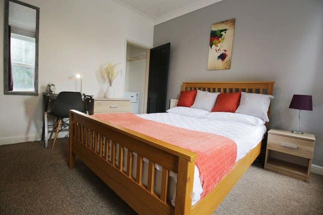 Spacious double room in LN2 Main Photo