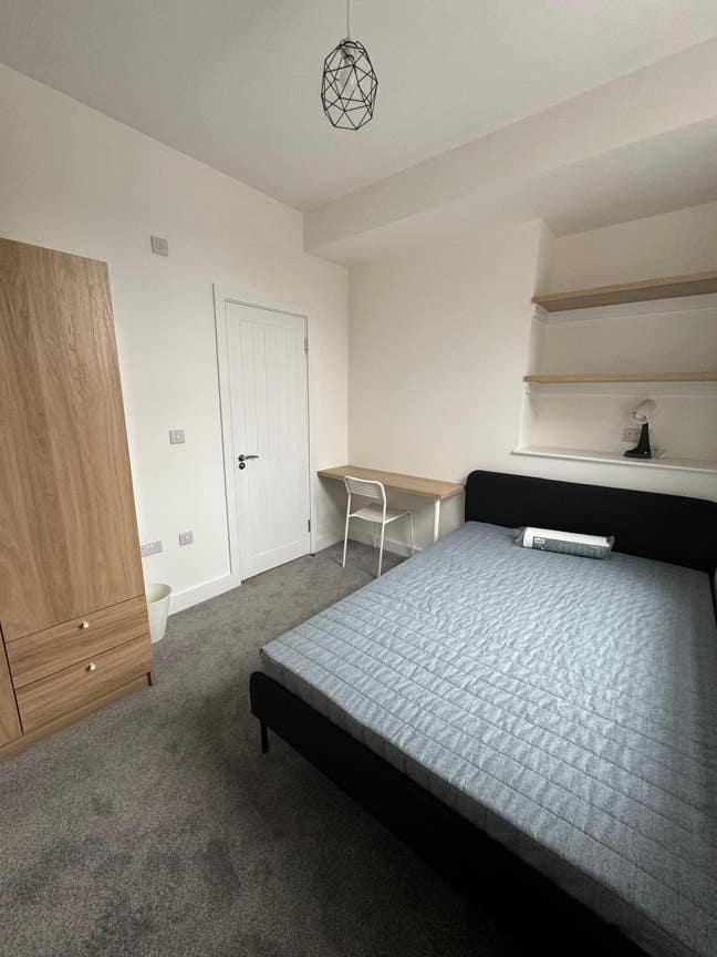 Bills included enusite - room available Main Photo