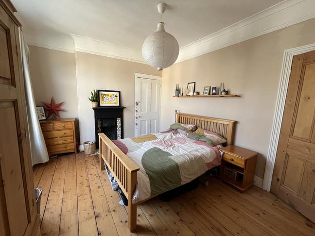 Lovely 2 bed terrace available for one month Main Photo