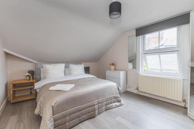 Female Room Available Now £925Pm inc Bils Main Photo