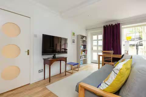Self-contained bright basement flat, Newington Main Photo