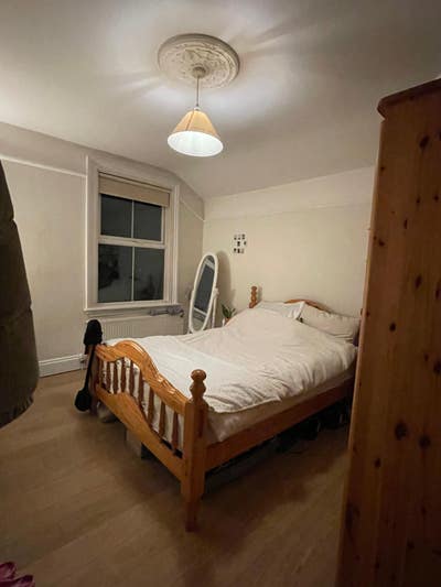 Professional person required for sociable house Main Photo