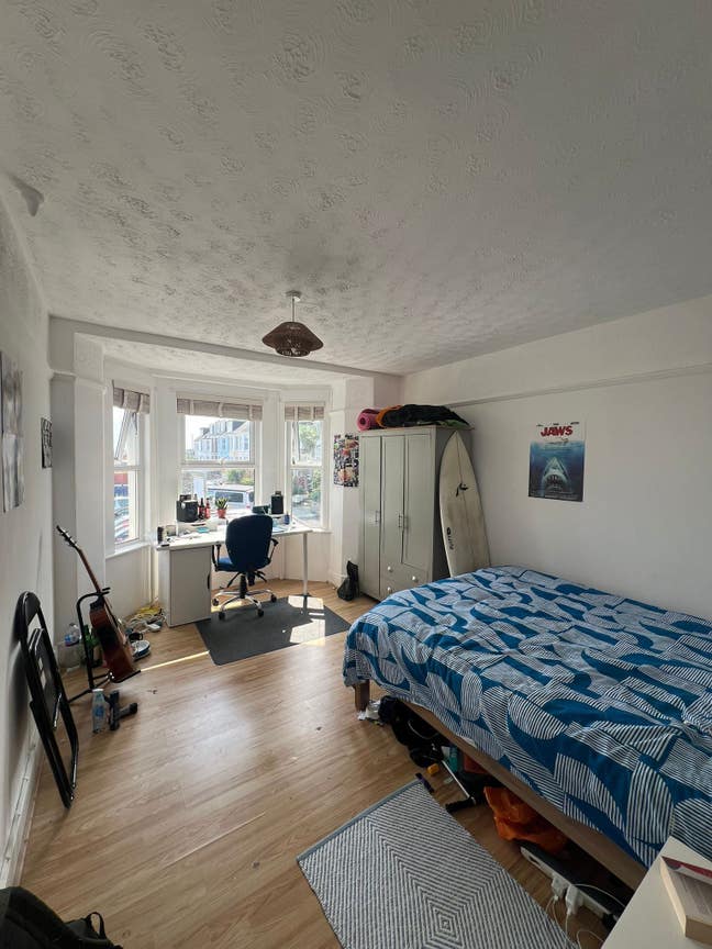 Large Double room available in shared house Main Photo