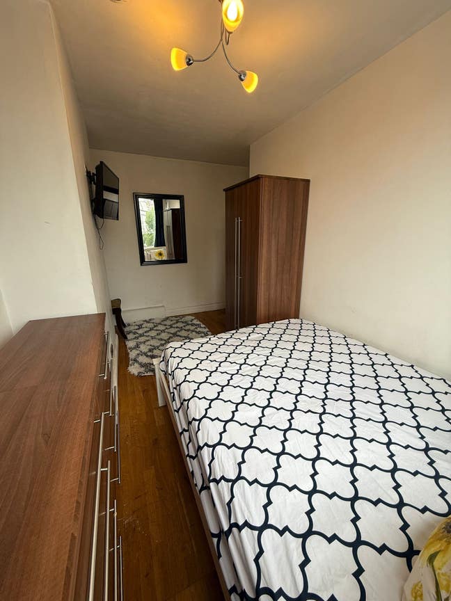 Double Room in SW15 | Bills Inc | Roehampton Main Photo