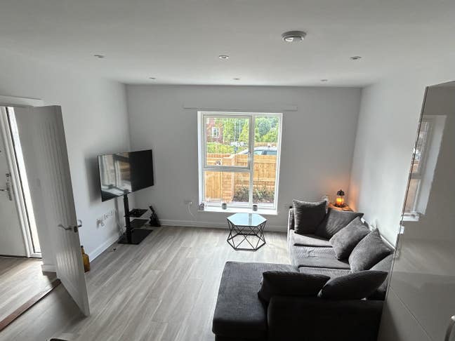 Double bedroom in 2-Bed Flat - central Leatherhead Main Photo