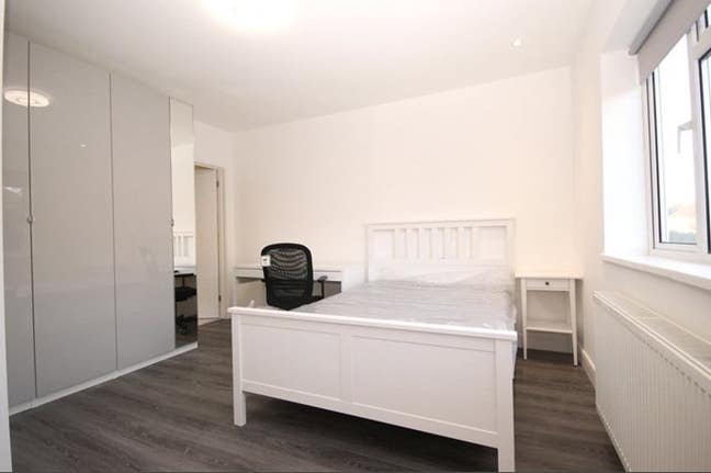 Spacious room Great location in student houseshare Main Photo