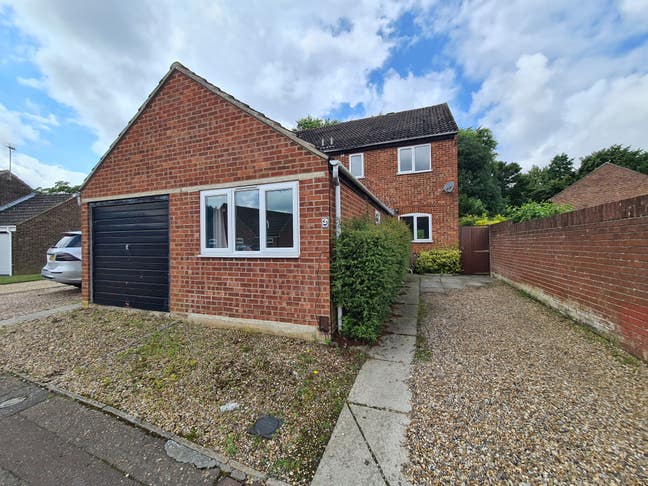 1 Room Available is a Freshly Decorated House Main Photo