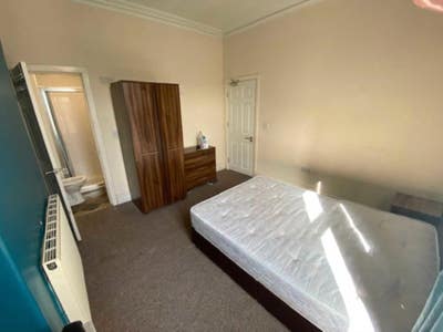 Large Double Room Available in Salford Main Photo