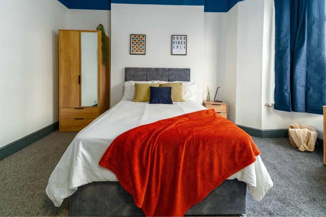 Stylish Large Room | Central Bolton | BILLS INC!! Main Photo
