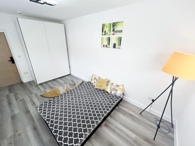 Spacious Double Rooms in Fully Renovated Property Main Photo
