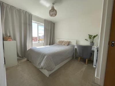 Two Ensuite Rooms available in modern house Main Photo
