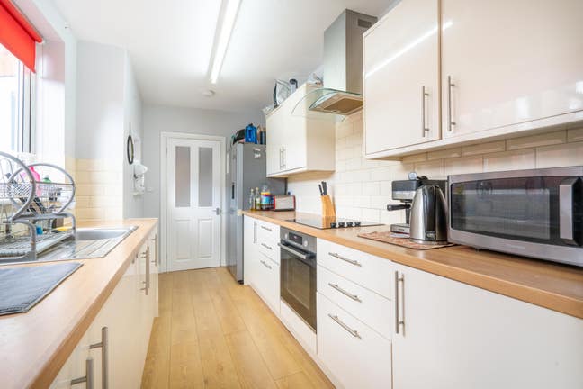 Double room in friendly 4 bed house share Main Photo