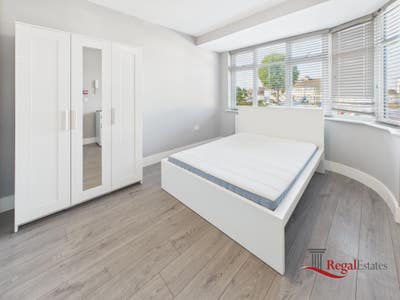 Double Ensuite Room Near Queensbury Station Main Photo