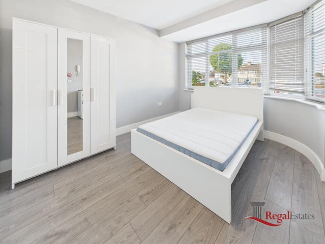 Double Ensuite Room Near Queensbury Station Main Photo