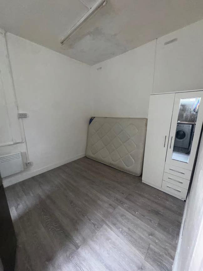  Studio flat 1 Minute from Goodmayes Station Main Photo