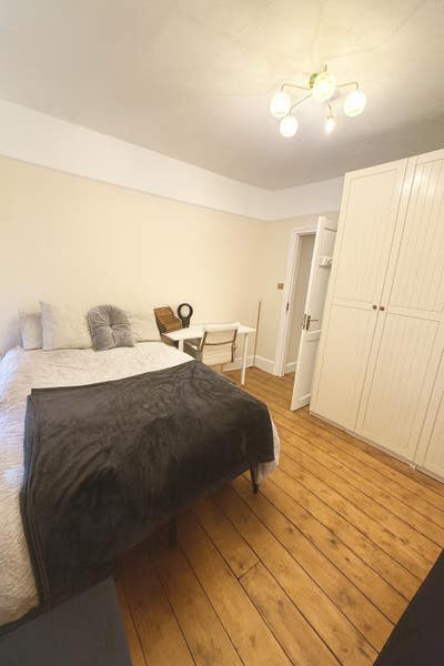 Spacious Double Room – All Bills Included – £1,200 Main Photo