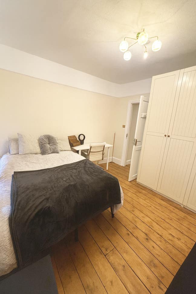 Spacious Double Room – All Bills Included – £1,200 Main Photo