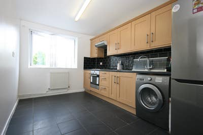 2 Bed Flat in Bow  Main Photo