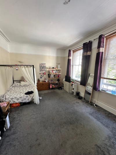 Bright, spacious room available  Main Photo