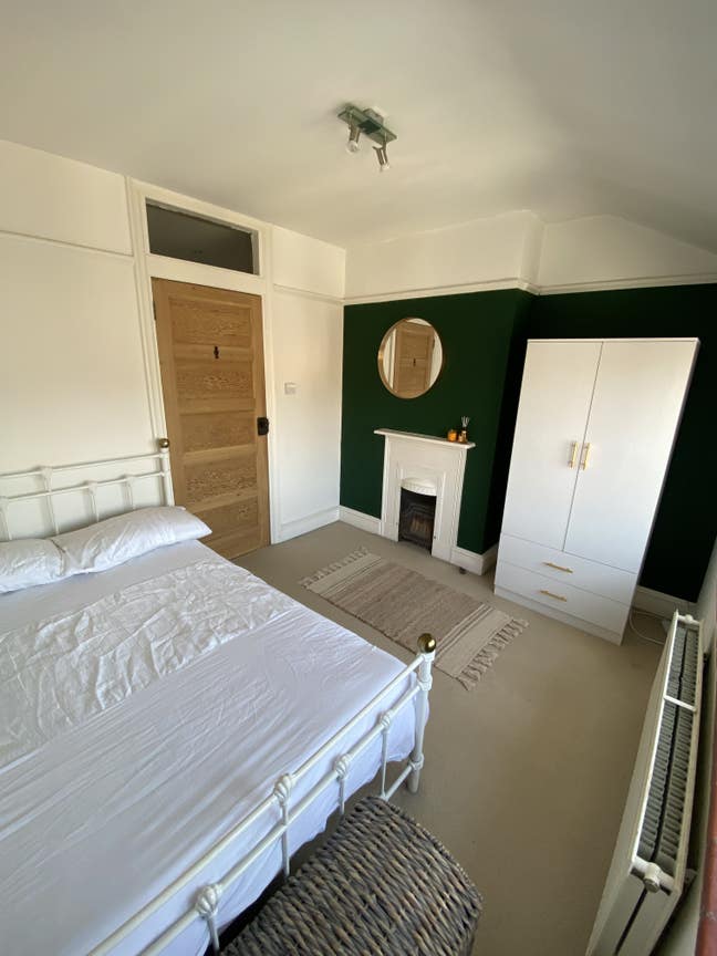  Double room-priv bthroom-bills inc-Female Pref Main Photo