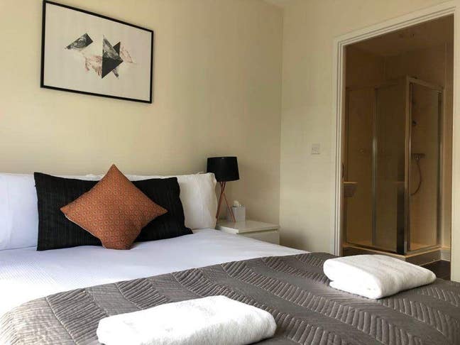 Relax Large En-suite Room next to Station Main Photo