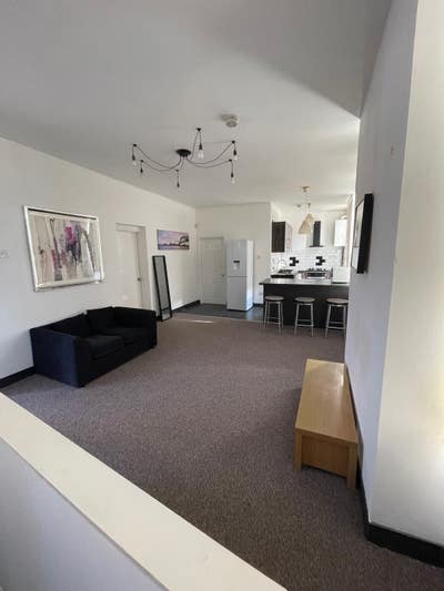 3 bedroom flat Main Photo