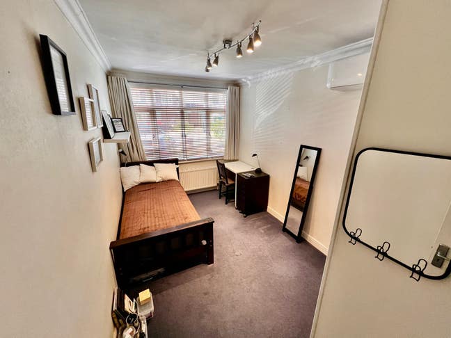 A lovely double room in a house where a family wit Main Photo