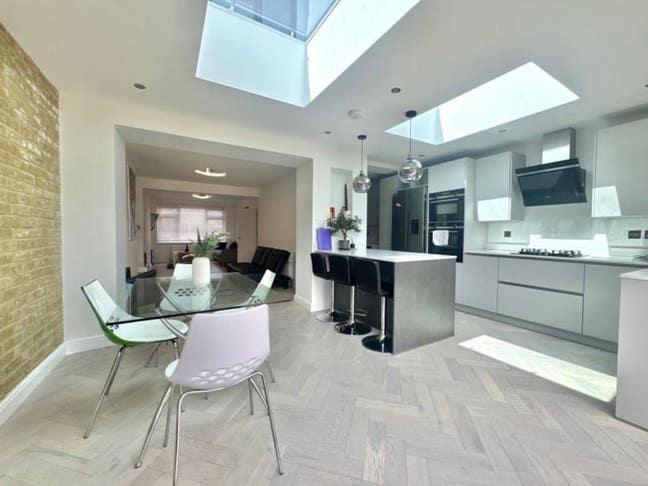 Stunning 4 bedroom End of Terrace Home  Main Photo