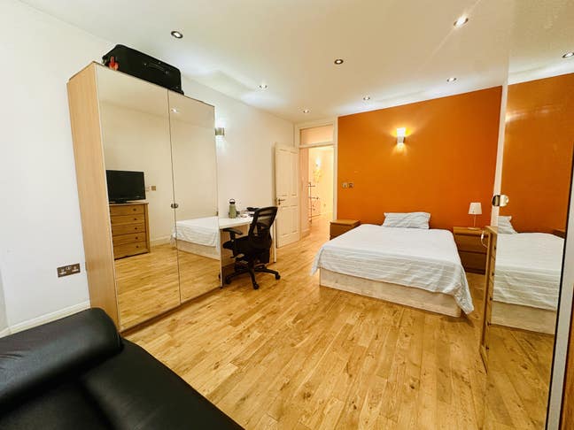 Whole Flat a step away from Hammersmith Station Main Photo
