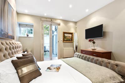 Newly decorated large bedroom- Earls Court. Main Photo
