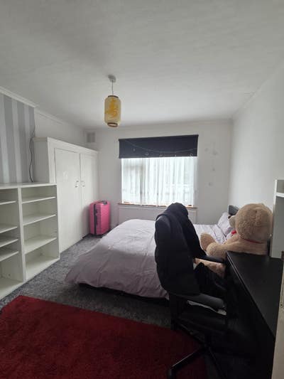 1 double room- Landlord separate living quarter Main Photo