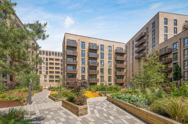 2 Furnished Rooms Available in 3-Bed Flat Main Photo