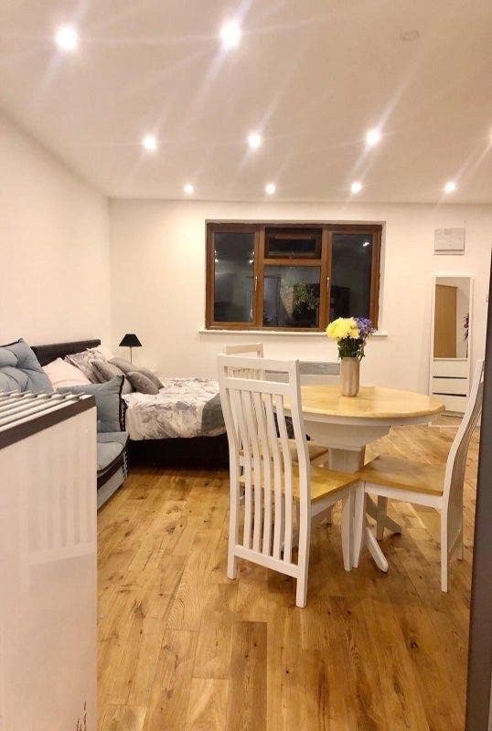 Flat to rent Cricklewood NW2 Main Photo