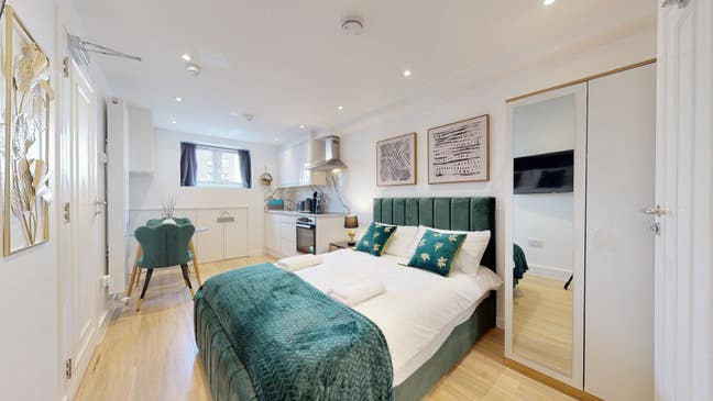 A newly-refurbished studio flat Main Photo
