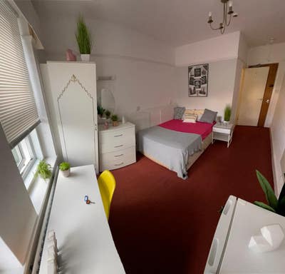 Double and single en-suite room next to Gardens Main Photo