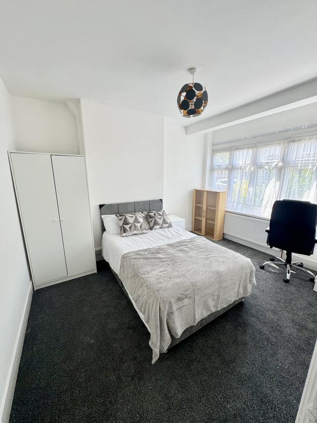 Large Double Room To Rent  Main Photo