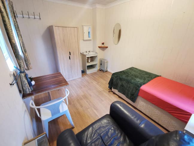 Single room close Asda train station Main Photo