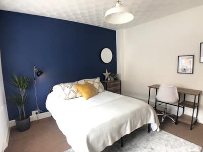 Lovely Double Room in City Centre  Main Photo