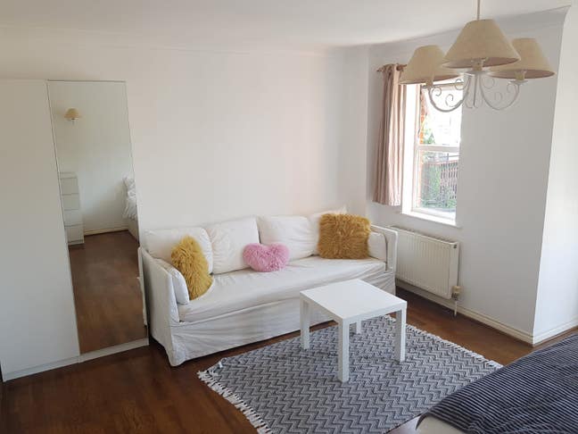 Beautiful rooms in a spacious house Main Photo